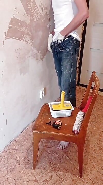 Builder jerks off during break