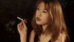 Симпатичная азиатская курильщица