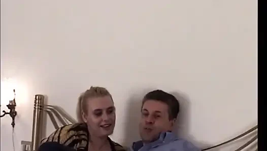 Orgasmus auf blonder milf-gesicht mit dicken möpsen