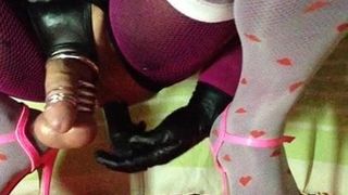 Sissy-Schlampe fickt Arschloch-Spielzeug mit Schwanzscheide
