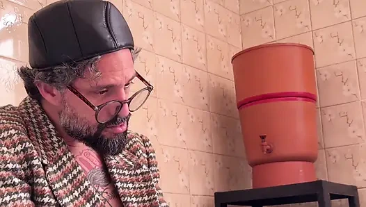 Пухлая девушка пригласила своих друзей на секс после обеда