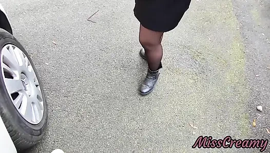 Dick Flash - Ich Ziehe Meinen Schwanz Vor Einem Heißen Mädchen Zwischen Den Autos Auf Der Öffentlichen Straße Heraus