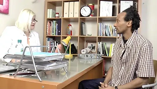 Genç adam pratikte bir ürologla seks yapıyor