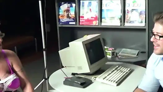 Büro-schlampen aus frankreich durften zu dritt schwanz lutschen