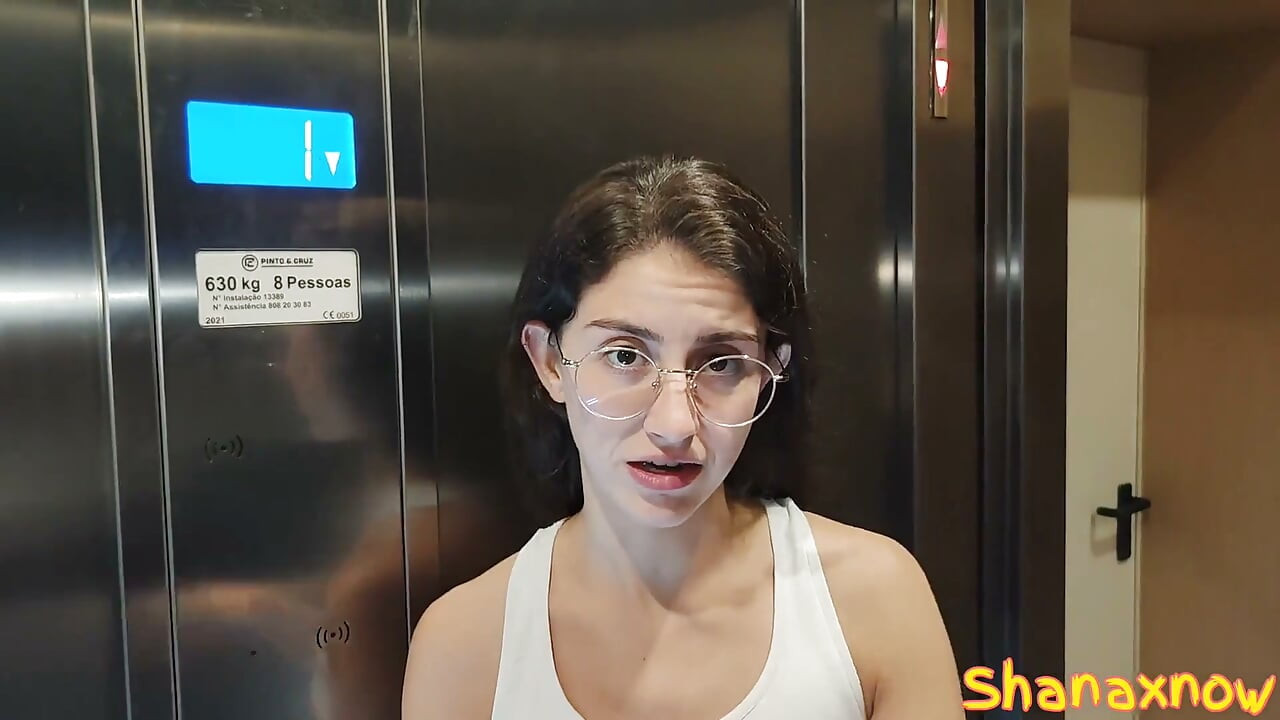 Vastzitten in de Elevator Converse Sneakers shoejob voetenbeurt