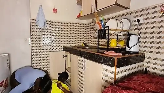 Azgın tesisatçı büyük götünü sikiyor