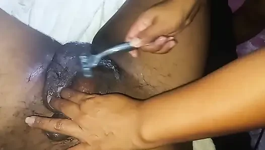 Rasierte den penis und die eier meines nachbarn, auf alte Weise sah sein rasierter schwanz sehr lecker aus, und ich gab ihm seine ersten