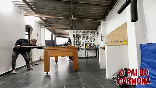 Bad Melli'i çıplak bırakan bilardo oynuyor