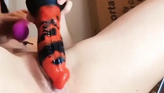Eine gepumpte muschi, ein Dildo und ein riesiger Tunnel-Buttplug. Was könnte ein mädchen sonst wollen!