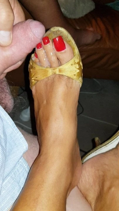i am cum betwen her toes in her dirty cummules