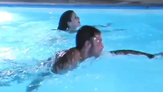 Azgın sarışın hatun göğüslerini emdiriyor ve sonra sikiliyor