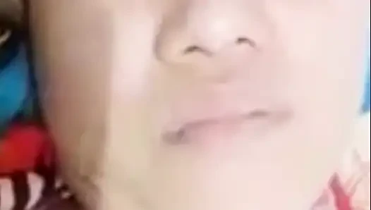 Asyalı Kız Vajinasını Ve Büyük Göğüslerini Gösteriyor