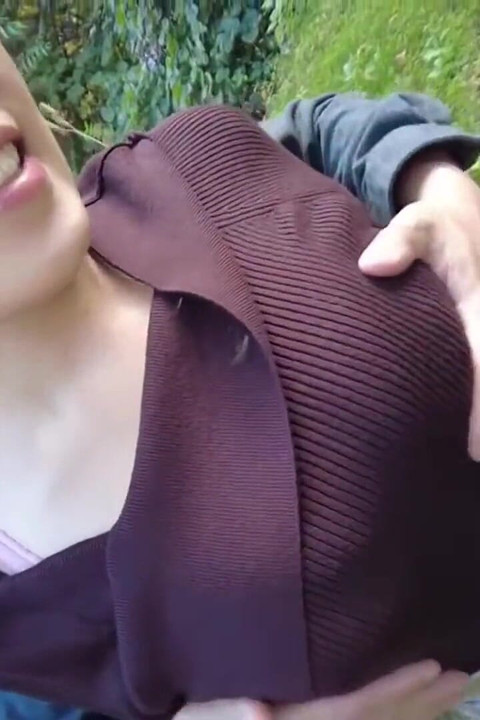 แกล้งเสียวข้างกระโปรงที่แทะเล็มสาวร่านกลายเป็นจุดสุดยอดทันทีที่เธอจมน้ําเข้า - 2