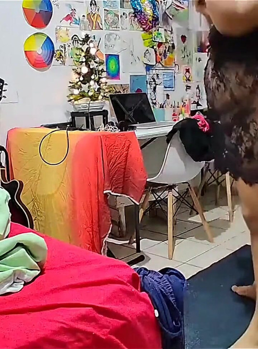 継姉がシャワーから出てくるのを見ている