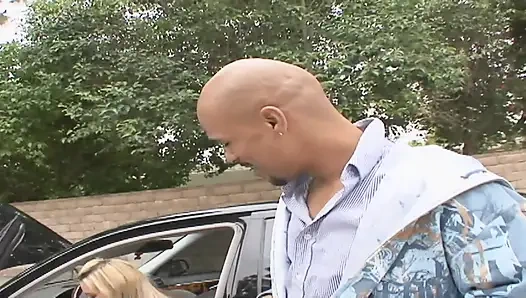 Azgın genç kaltağın uzun pompalanmış döl kovası dölle dolu güzel görünüyor