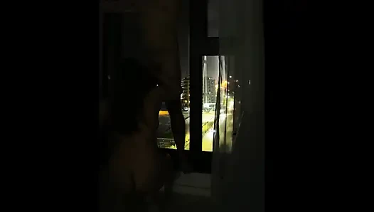 Otel penceresinin önünde sikiş ve emiyor