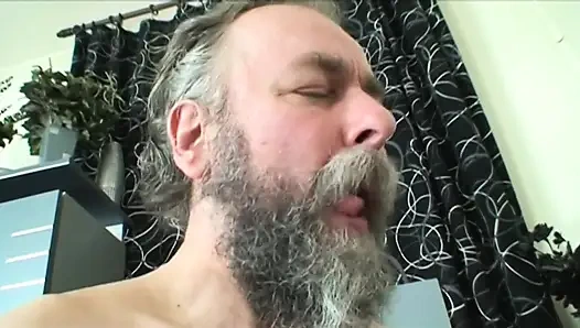 Старый дедушка узнает свою падчерицу за просмотром порно фильма