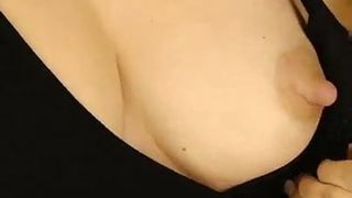 Tetona mostrando sus tetas en Casa 46