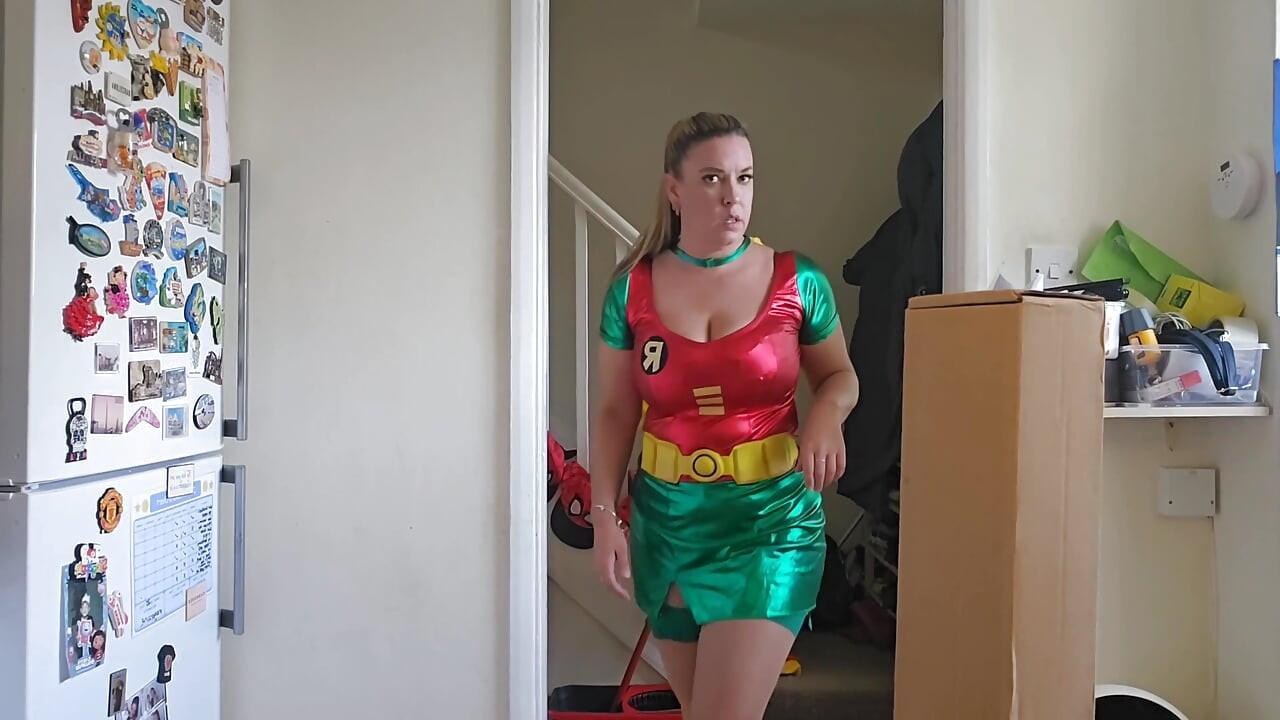 Maisie lewis lagi nyari paket rahasia Batman