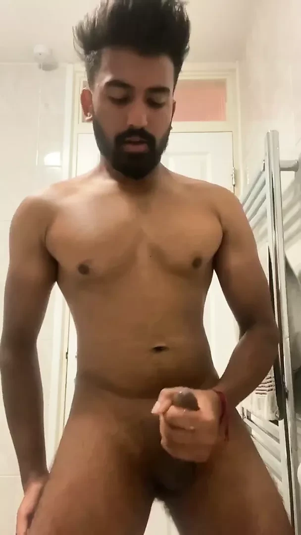 Twink Ali (19) ordeñando su polla