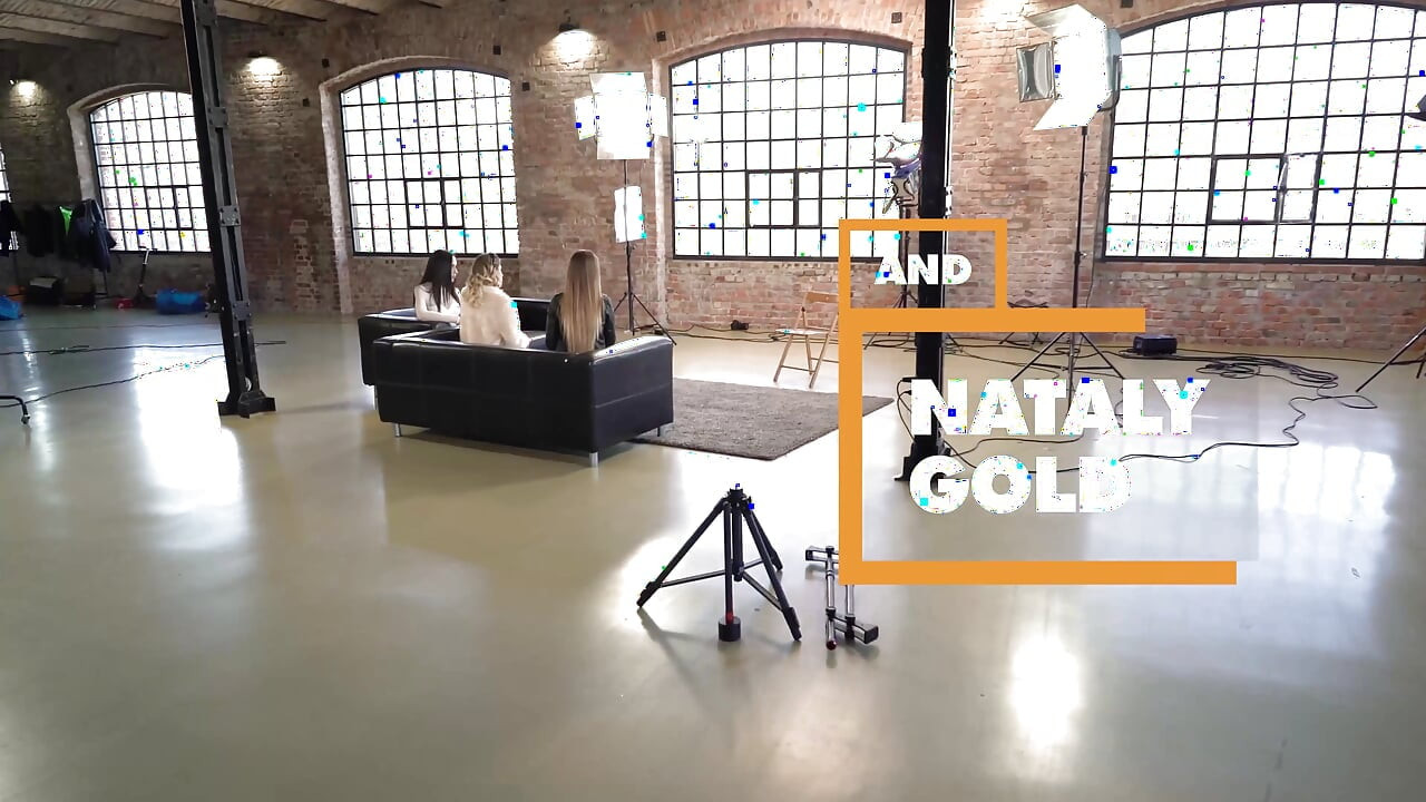 POV - kundička a anální sex akce s Rebeccou Volpetti, Mary Rock a Nataly Gold