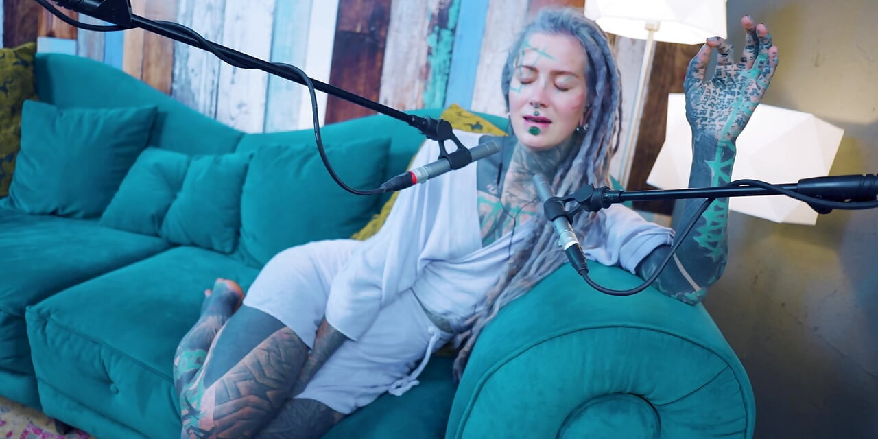 Jag pratar om R - Lättnad - ASMR podcast SFW pratar goth mager tjej dreadlocks tatuering modell inked girl
