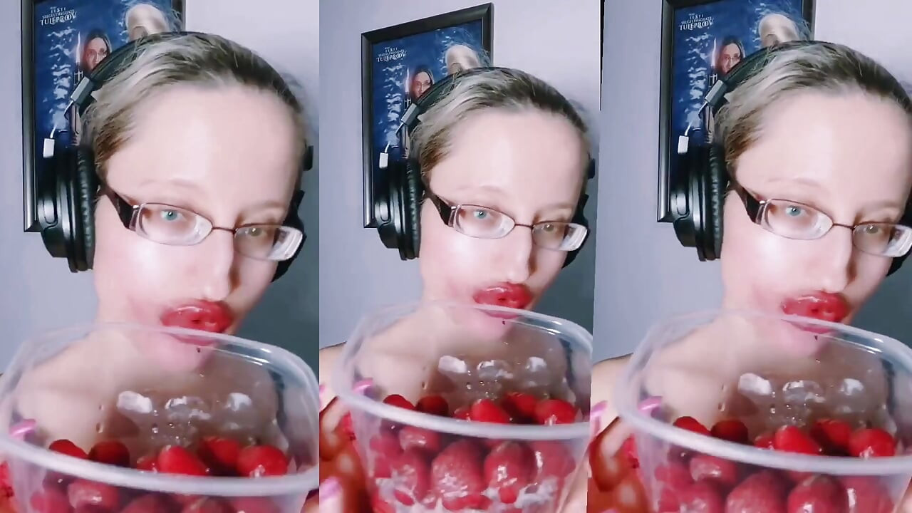 Asmr strawberry eating - asmr, lunettes, gianess, rouge à lèvres, grosses lèvres, mough, nourriture, fétiche du visage, ongles longs