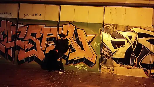 Evli kadın dışarıda bir gece geçirdikten sonra kocasıyla herkesin içinde eğlencesi!