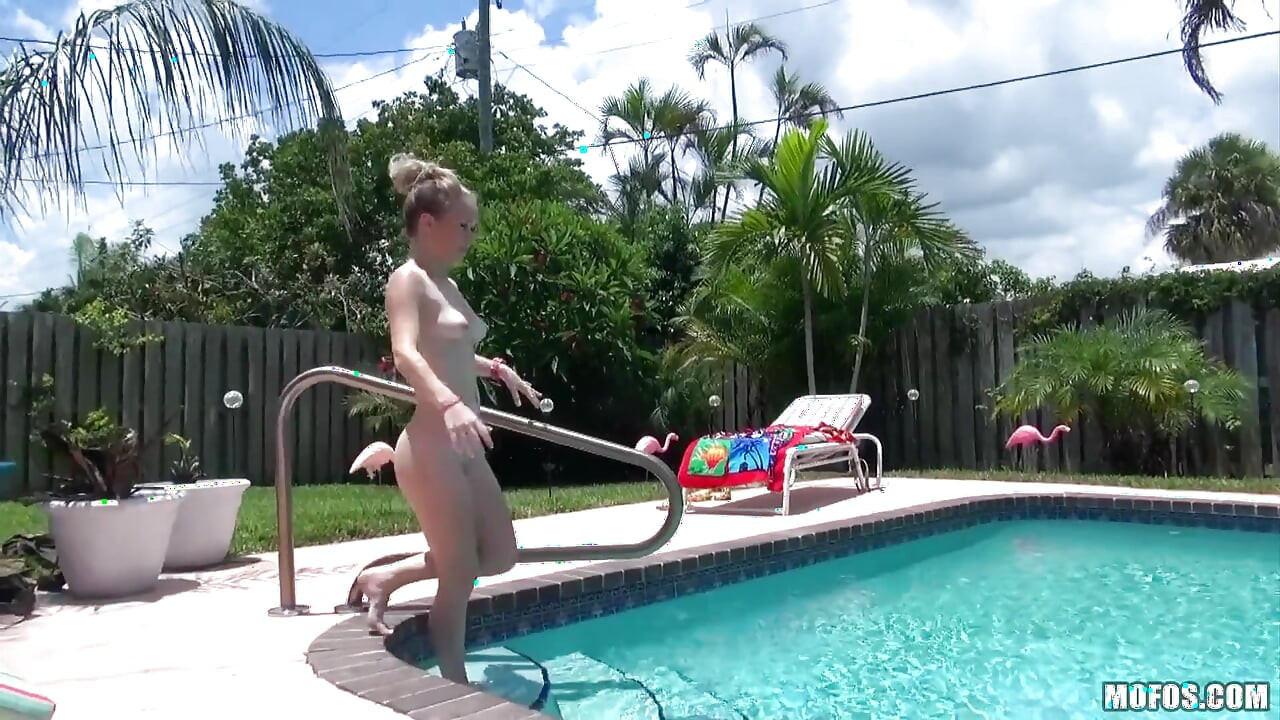 Conosco quella ragazza - piccola caucasica madison chandler lascia cadere il suo bikini per brad e prende una scopata dura