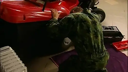 Sıkı amcıklı genç klasik kız büyük yarakla sikiliyor ve ağzına boşalıyor