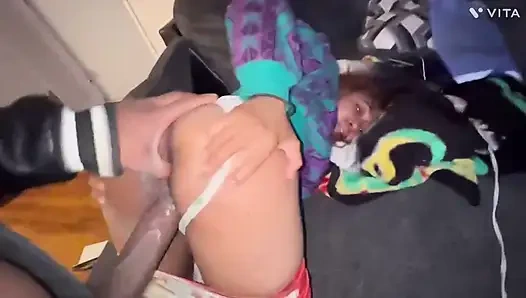 Aku mergokin cowok ini lagi nonton bokong boket hentainya, jadi aku ngebiarkan dia ngocok kontolku untuk ngocok kontolku di hari natal