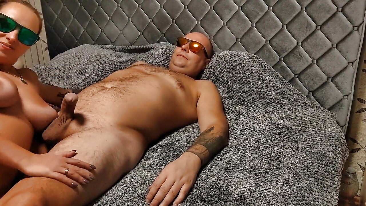 Masturbación mutua en habitación de hotel