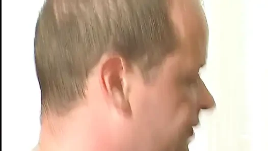 Orta yaşlı seksi kadın yatakta sikiliyor