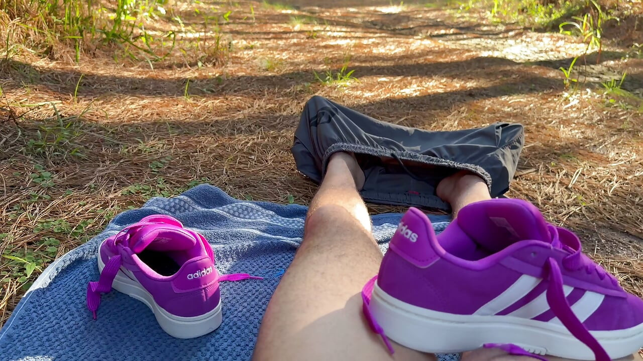 Follada y corrida al aire libre en el parque con las nuevas zapatillas Adidas rosa de la esposa. Primera corrida sobre él