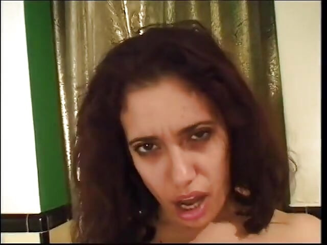 viry ke strok ki pyas ke saath jangli chodne laayak mammi lanbe gore land ko gale men gahre tak leti hai