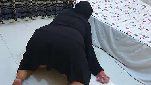 Üvey anne yatağın altında kaldı ve Suudi Kafeel'den anal sikilmek için büyük Arap Müslüman götünü gösteriyor