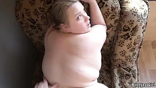 Büyük götlü kız domaltarak kanepede yoğun sikişiyor