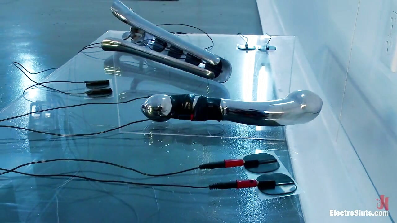 Roxy의 놀라운 일렉트로 섹스! 두구멍 삽입 피스팅!