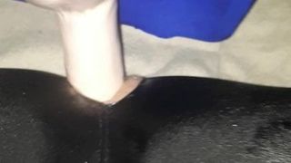 Dildo anal in Spandex-Strumpfhosen