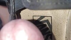 thợ máy tìm thấy giày VAN của khách hàng trên mặt sau của ván sàn