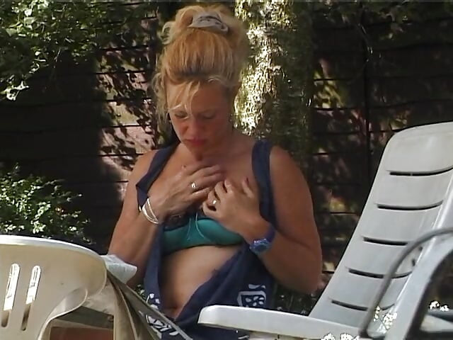 Loira madura esfrega sua vulva ao ar livre