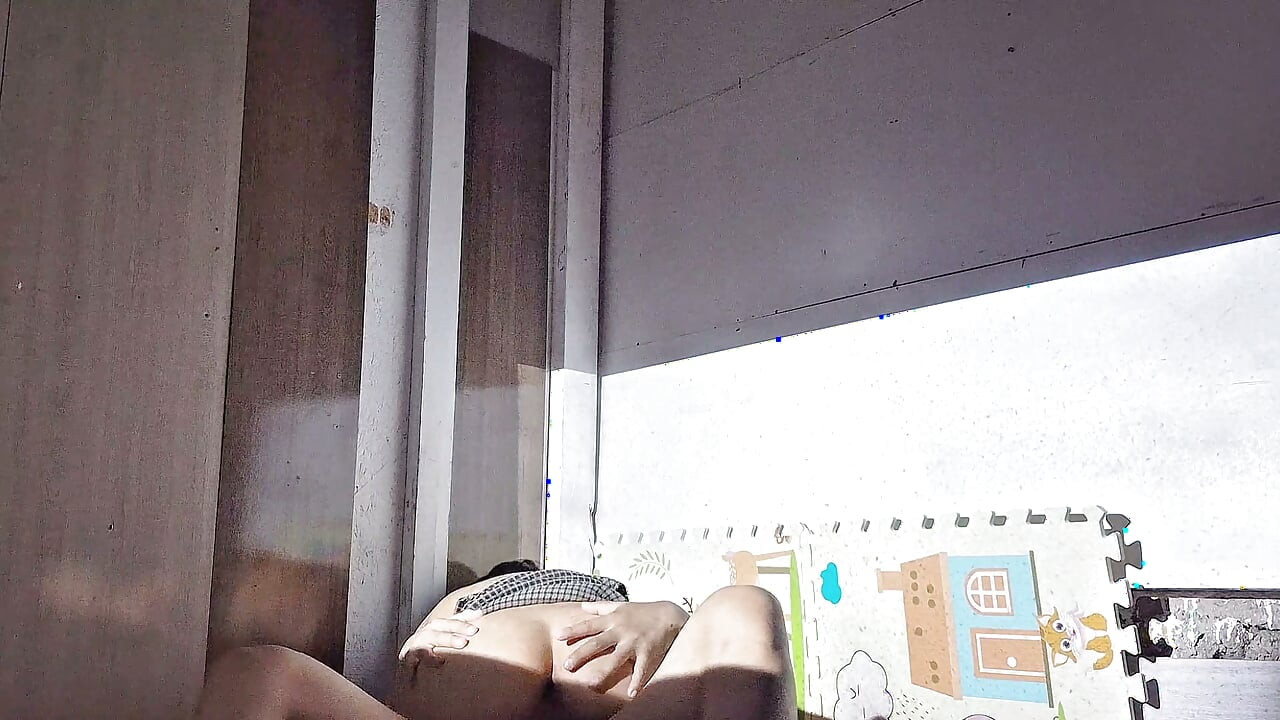 Minha colega de quarto Pinay geme suavemente depois da aula! Sexo no escuro