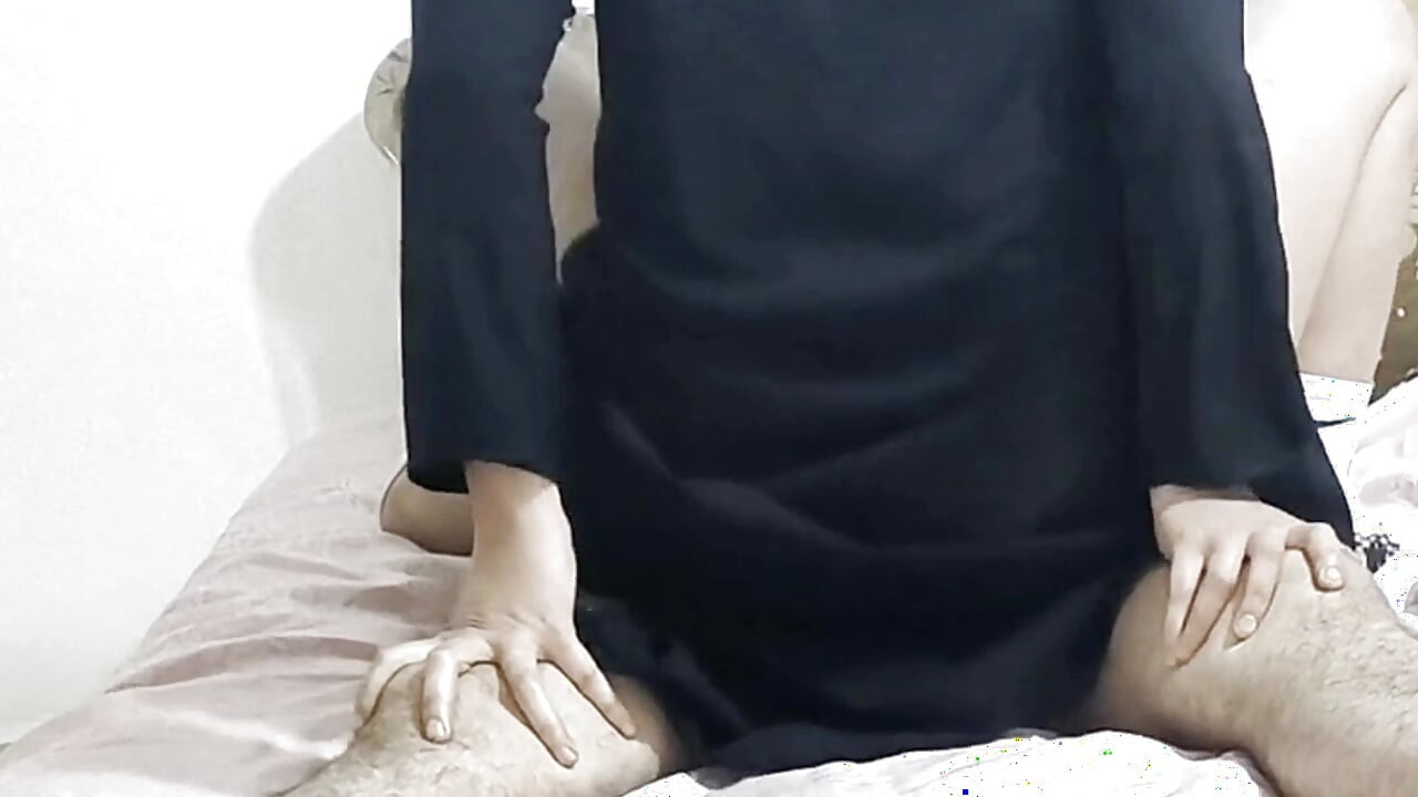Soția împarte voal hijab arab și femei italiene