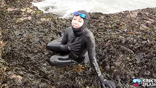 Rubbery beach encounter: lucy neoprene lagi asik main sama orang asing di pantai