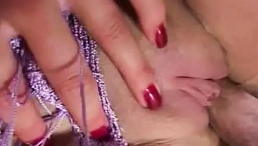 Heißer Handjob und Selbstbefriedigung auf dem Sofa