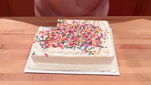 Üvey anne büyük göğüsleriyle doğum günü pastasını mahvediyor