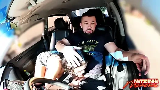 Blowjob im Verkehr: Brünette zeigt ihre Brüste und saugt alles im Auto