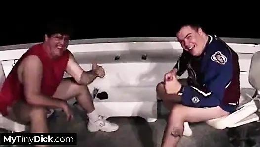 Zwei heiße partygirls spielen mit seinem kleinen schwanz herum