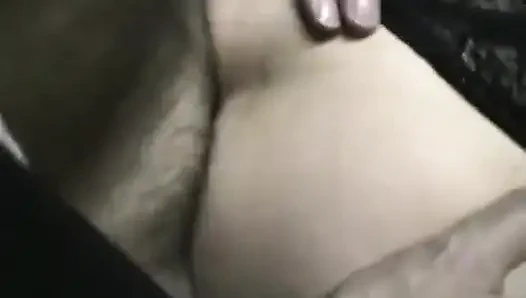 Olgun sürtük park yerinde yarak emiyor