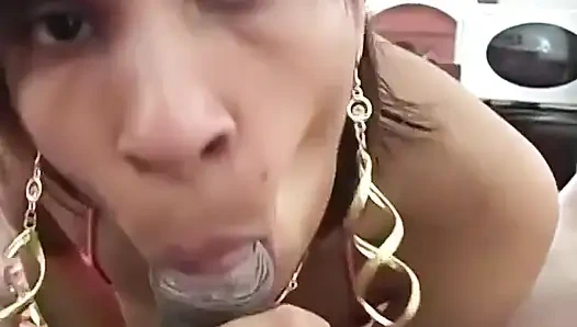 Foxy Luvbois mastürbasyon yapıyor ve sonra Mike D'nin sikini emiyor